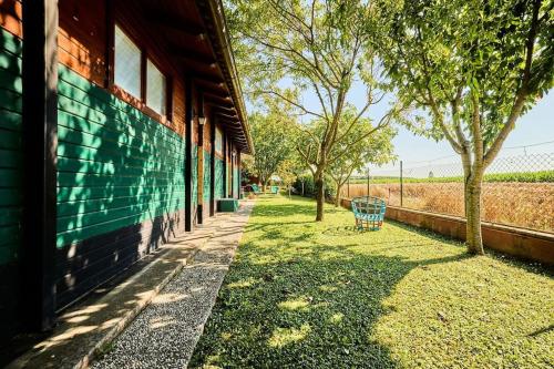 a side walk next to a building with a fence at Art of living Villa Ciliegio in Vicobellignano
