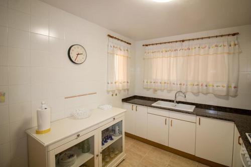 a white kitchen with a sink and a counter at Apartamento superior - Alcocebre in Alcossebre