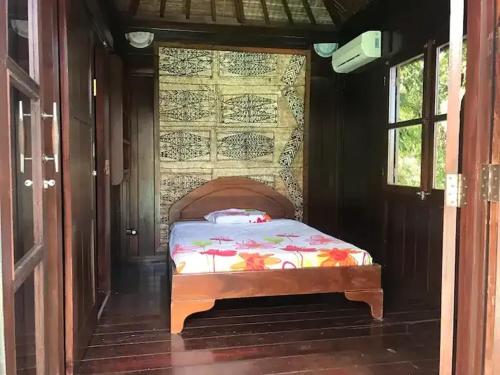 Ένα ή περισσότερα κρεβάτια σε δωμάτιο στο Bungalow confortable à Ruisseau avec piscine partagée