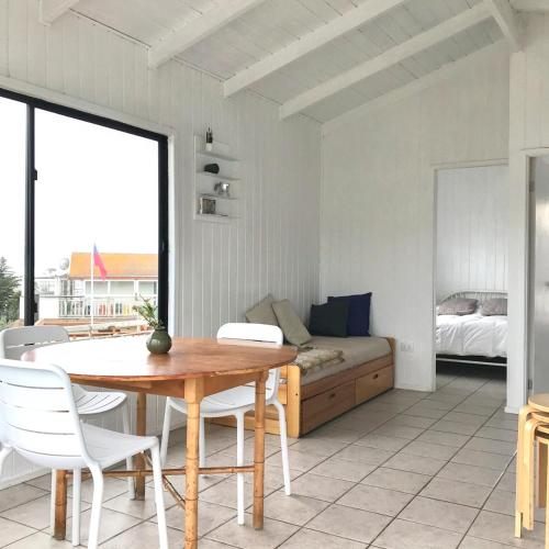 a dining room with a table and a bed at La Casa en la Azotea in Algarrobo
