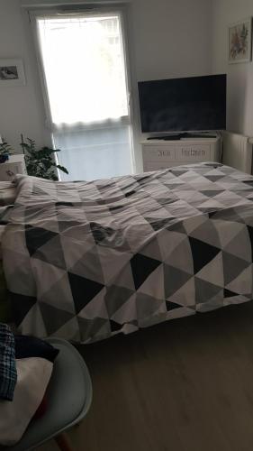 - une chambre avec un grand lit et une couette dans l'établissement Vendee Globe 2024, à Les Sables-dʼOlonne