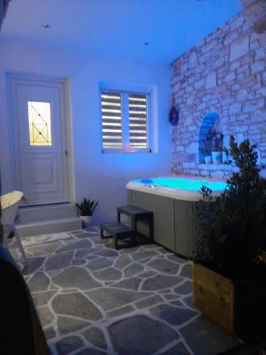 Flora Suite in Naoussa Paros