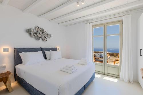Ένα ή περισσότερα κρεβάτια σε δωμάτιο στο Renovated Luxury Oceanview Villa with Pool in Mykonos