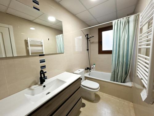 a bathroom with a sink and a toilet and a tub at Penthouse City Center - Jerez in Jerez de la Frontera
