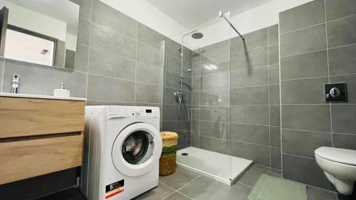 une machine à laver dans une salle de bain avec toilettes dans l'établissement Appartement MARINA 2 LUMIO, à Lumio
