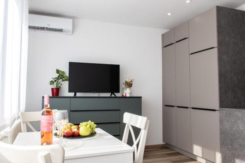 Μια τηλεόραση ή/και κέντρο ψυχαγωγίας στο Studio apartment Nina