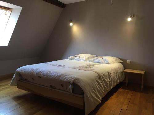 une chambre avec un lit dans une pièce avec une fenêtre dans l'établissement L'écureuil, à Dambach-la-Ville