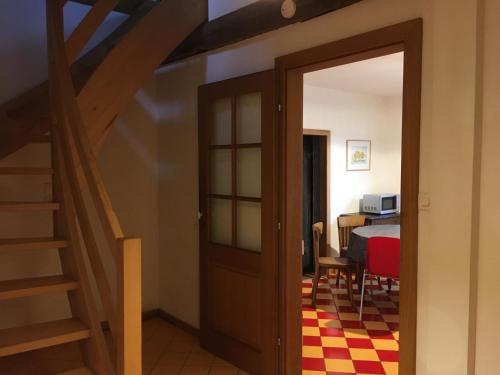 une chambre avec un escalier menant à une chambre dans l'établissement L'écureuil, à Dambach-la-Ville