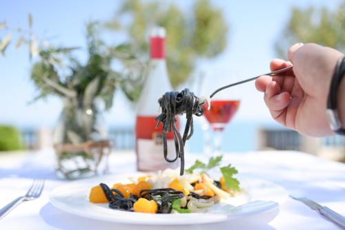 Comida en o cerca de este hotel