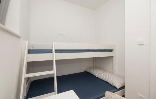 Palanda nebo palandy na pokoji v ubytování Apartman Đardin