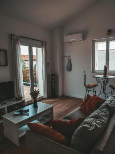 un salon avec un canapé et une table dans l'établissement La bodeguita terrasse, à Saint-Génis