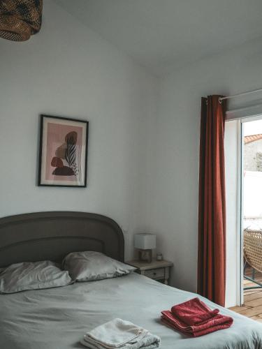 une chambre avec un lit et une fenêtre dans l'établissement La bodeguita terrasse, à Saint-Génis