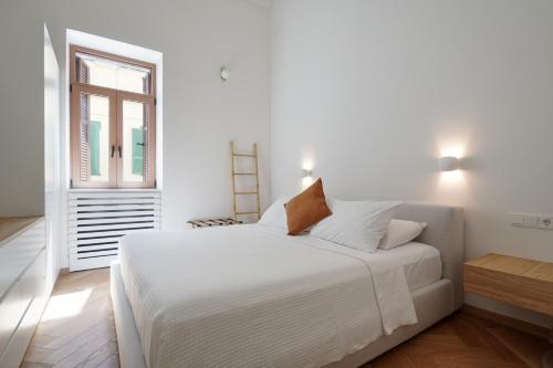 Ένα ή περισσότερα κρεβάτια σε δωμάτιο στο Plaka House - Boutique Apartments