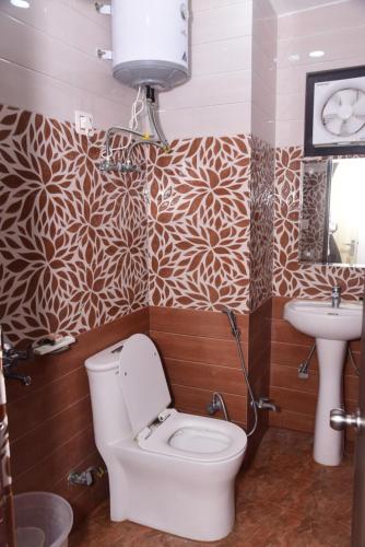 Un baño de Hotel Elegance, Katra