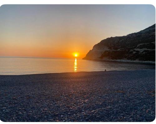 - un coucher de soleil sur une plage bien exposée dans l'établissement Casa Tony, à Ogliastro