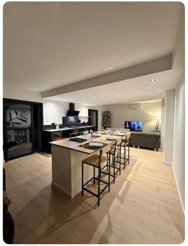 une cuisine avec un grand îlot et des tabourets de bar dans l'établissement Casa Tony, à Ogliastro