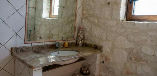 Ένα μπάνιο στο Fterini Apartments Sterna & Alletri