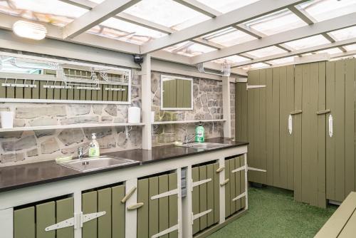 タリンにあるGarden Campingのバスルーム(シンク2つ、屋台2つ付)