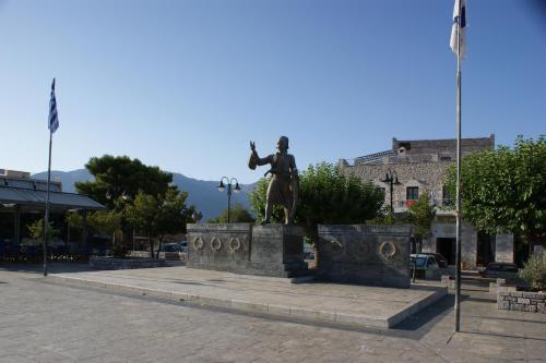a statue of a man on a horse in a square at Thelea Mani in Kafióna