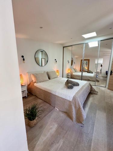 une chambre avec un grand lit et un miroir dans l'établissement GORGEOUS BRAND NEW 2 BEDROOMS, à Antibes