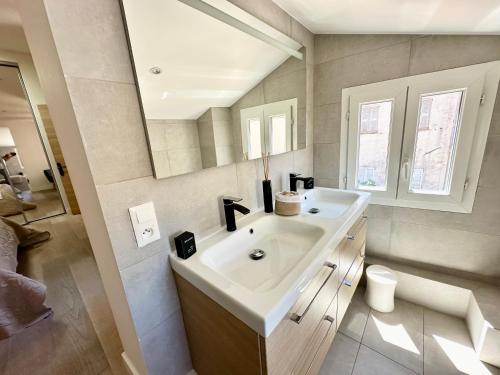 GORGEOUS BRAND NEW 2 BEDROOMS photo 3