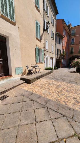 un banc assis devant un bâtiment dans l'établissement Au coeur du village médiévale, à Roquebrune-sur Argens