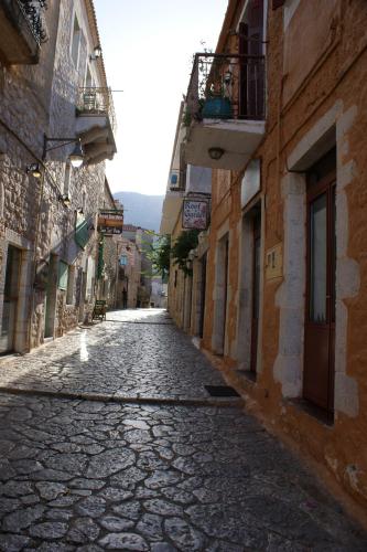 an empty street in an alley between two buildings at Thelea Mani in Kafióna