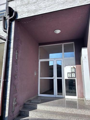 Η πρόσοψη ή η είσοδος του кристален въздух
