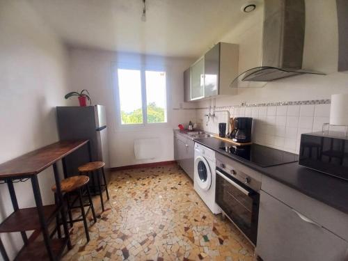 Il comprend une cuisine équipée d'un lave-linge et d'un sèche-linge. dans l'établissement 3,5 kms des plages de Binic 3 chambres jardin linge wifi, à Pordic