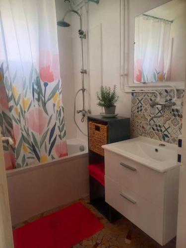 une salle de bain avec un lavabo, une douche et une baignoire dans l'établissement 3,5 kms des plages de Binic 3 chambres jardin linge wifi, à Pordic