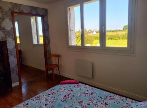 une chambre avec un lit et une fenêtre dans l'établissement 3,5 kms des plages de Binic 3 chambres jardin linge wifi, à Pordic