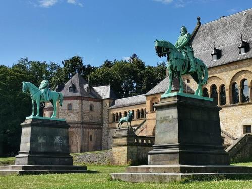 two statues in front of a building with at Moderne Altstadt Apartments - Marktplatznähe- ruhige zentrale Lage - Natur&Kultur in Goslar