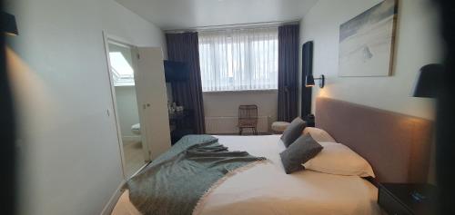 a bedroom with a bed and a large mirror at Hotel du Bassin in Ostend