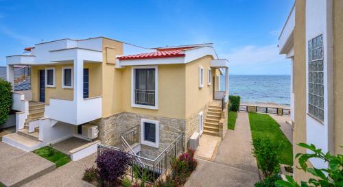 Gallery image of Elpiniki Luxury Apartments in Nea Potidaea