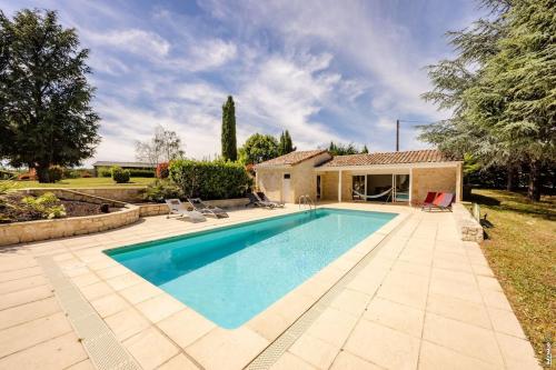 une piscine devant une maison dans l'établissement La maison de Gradille - Piscine, à Lisle-sur-Tarn