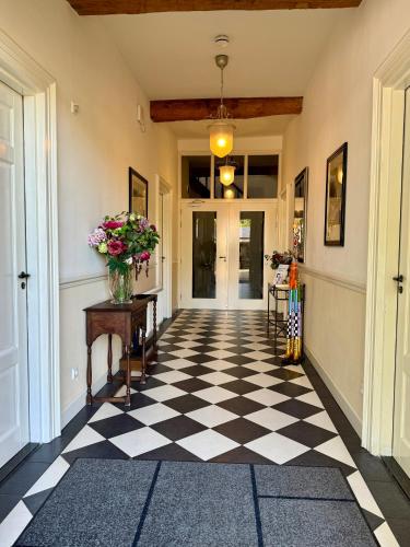 a hallway with a black and white checkered floor at Hofstede de Rieke Smit in Wilsum