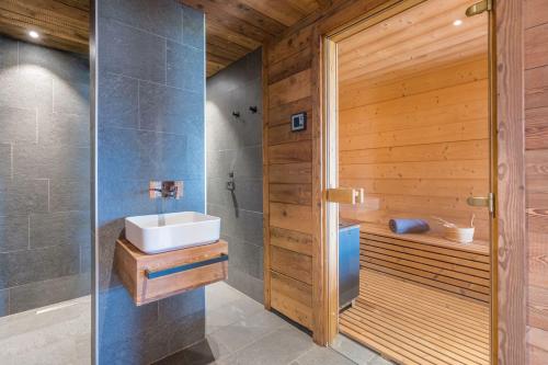 Koupelna v ubytování Chalet 14 personnes I Luxe I Piscine & Sauna I Salle cinéma I Le Chalet Club