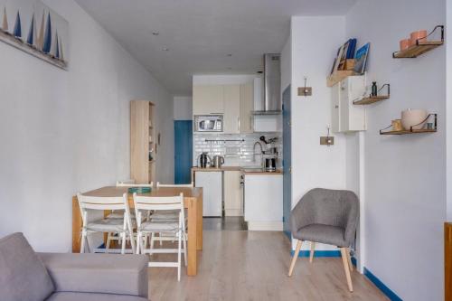 Il comprend un salon et une cuisine avec une table et des chaises. dans l'établissement Appartement agréable à Bordeaux, à Bordeaux