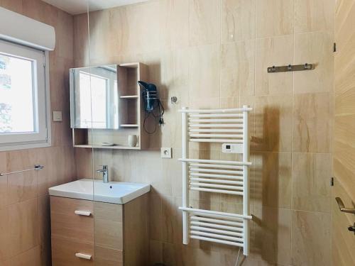 une salle de bain avec un lavabo et une douche dans l'établissement New Villa 6BR Heated Pool Gas BBQ Mountain View, à Cagnes-sur-Mer