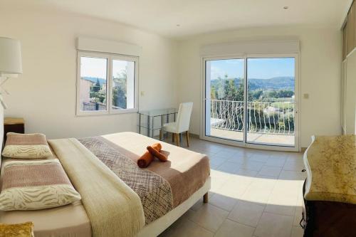 une chambre avec un lit avec un ours en peluche dessus dans l'établissement New Villa 6BR Heated Pool Gas BBQ Mountain View, à Cagnes-sur-Mer