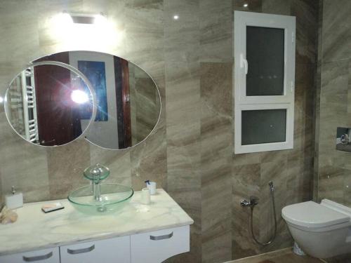 Ένα μπάνιο στο Villa Adel