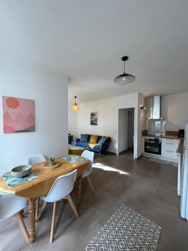 une salle à manger et un salon avec une table et des chaises dans l'établissement Pinède carqueiranne, à Carqueiranne