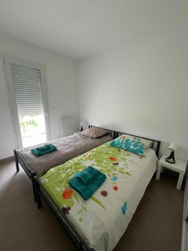 - une chambre avec un lit fleuri dans l'établissement Pinède carqueiranne, à Carqueiranne