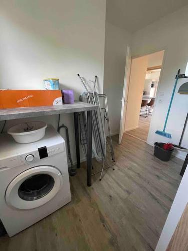 - un lave-linge dans une pièce dans l'établissement Le Porge location T2 neuf, à Le Porge