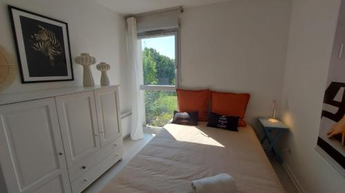 une chambre avec un lit et une fenêtre dans l'établissement AirBus Luxe Espace Déco Parking Gratuit, à Toulouse