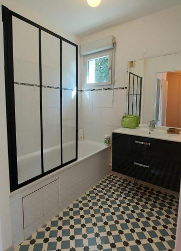 une salle de bain avec une douche, une baignoire et un lavabo dans l'établissement AirBus Luxe Espace Déco Parking Gratuit, à Toulouse
