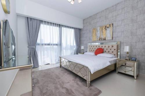 Postel nebo postele na pokoji v ubytování Chic 2BR APT at Act One Act Two Near Burj Khalifa 3504