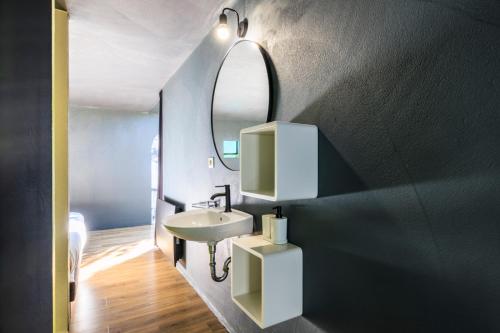 une salle de bain avec un lavabo et un miroir dans l'établissement Villa Lodge Plage et golf à pieds, à Moliets-et-Maa