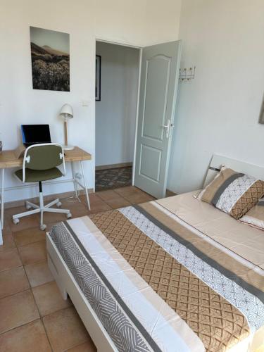 - une chambre avec 2 lits et un bureau avec un ordinateur portable dans l'établissement Maison de ville à Nice Ouest dans propriété arborée, à Nice