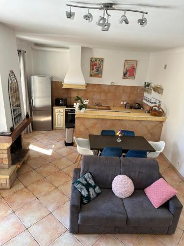 un salon avec un canapé et une cuisine dans l'établissement Maison de ville à Nice Ouest dans propriété arborée, à Nice